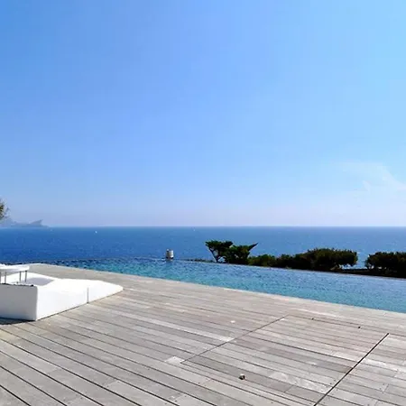 A Coastal Escape With Stunning Views 比亚里茨